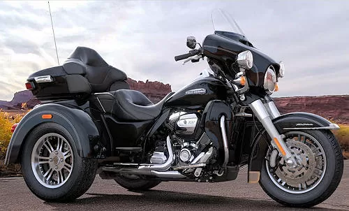 Foto de perfil del 1745 TRI GLIDE ULTRA  FLHTCUTG 2018 en color indefinido.