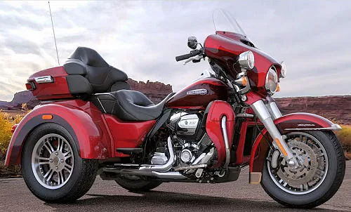 Foto de perfil del 1745 TRI GLIDE ULTRA  FLHTCUTG 2018 en color indefinido.
