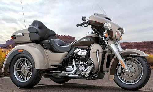 Foto de perfil del 1745 TRI GLIDE ULTRA  FLHTCUTG 2018 en color indefinido.