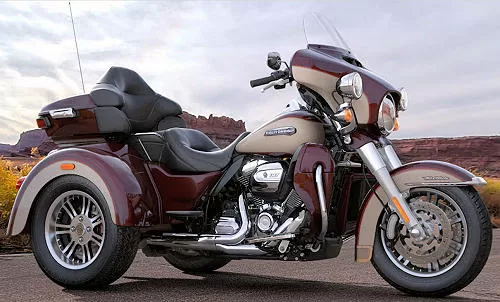 Foto de perfil del 1745 TRI GLIDE ULTRA  FLHTCUTG 2018 en color indefinido.