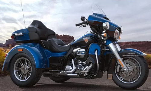 Foto de perfil del 1745 TRI GLIDE ULTRA  FLHTCUTG 2018 en color indefinido.