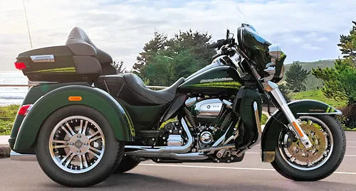 Foto de perfil del 1870 TRI GLIDE ULTRA  FLHTCUTG 2019 en color indefinido.