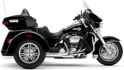 Foto de perfil del 1870 Tri Glide Ultra FLHTCUTG 2023 en color negro.