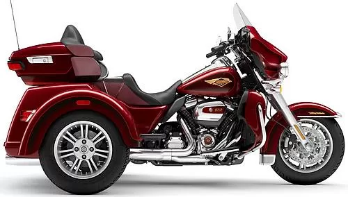 Foto de perfil del 1870 Tri Glide Ultra FLHTCUTG 2023 en color rojo.
