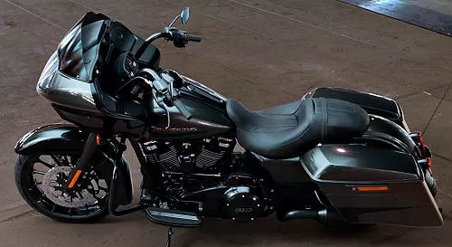 Foto de perfil del 1870 ROAD GLIDE SPECIAL 2019 en color indefinido.