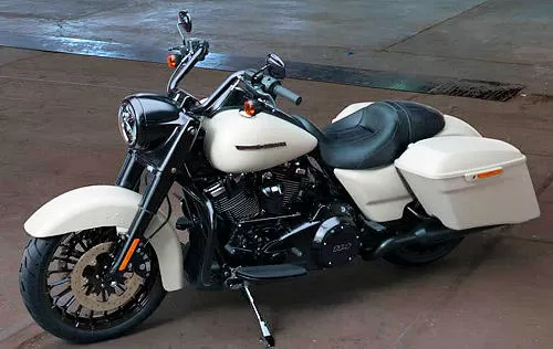 Profile photo of 1870 ROAD KING SPECIAL FLHRXS 2019 in color not defined.