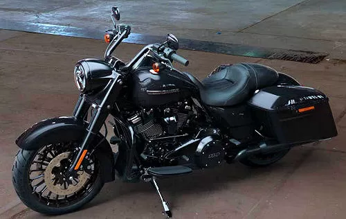 Profile photo of 1870 ROAD KING SPECIAL FLHRXS 2019 in color not defined.