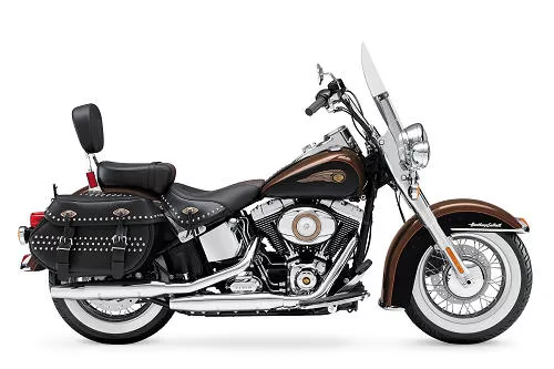 Foto de perfil del 1690 SOFTAIL HERITAGE CLASSIC 110th Anniversary FLSTC 2013 en color indefinido.