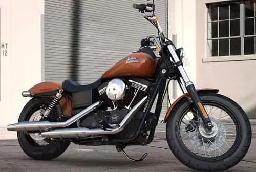 Foto de perfil del 1690 DYNA STREET BOB FXDB 2015 en color indefinido.