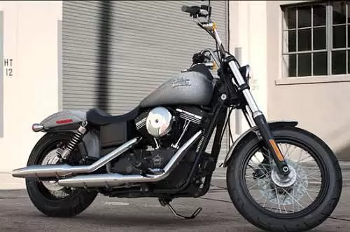 Foto de perfil del 1690 DYNA STREET BOB FXDB 2015 en color indefinido.