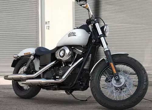 Foto de perfil del 1690 DYNA STREET BOB FXDB 2016 en color indefinido.