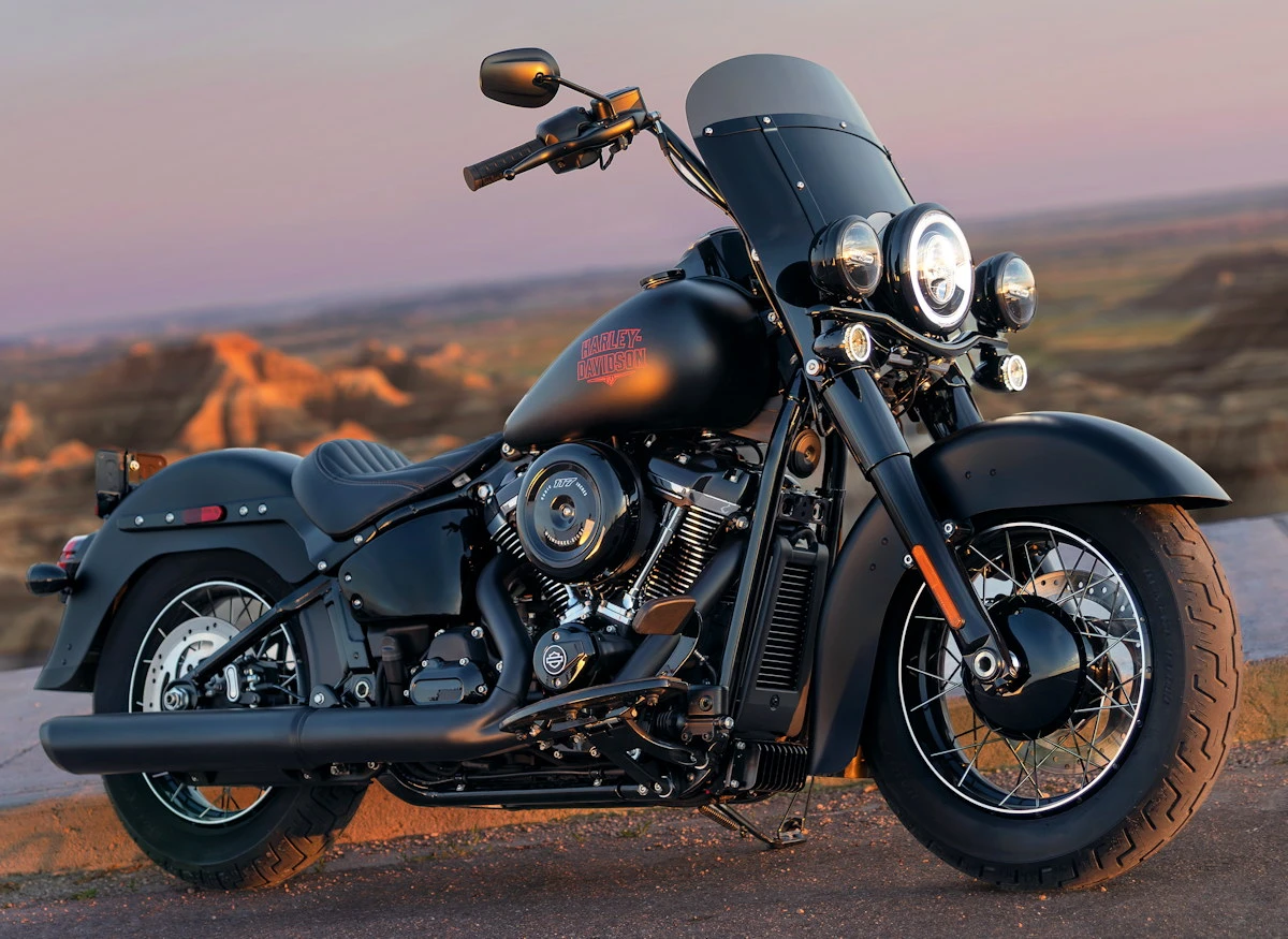 Une moto Harley-Davidson 117 ci Deadwood noire de 2026