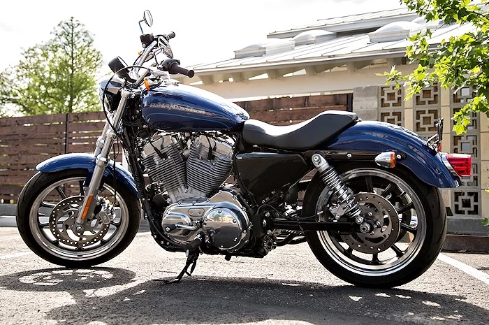 Harley-Davidson XL 883 L SUPERLOW 2016 - Motorcycle specifications