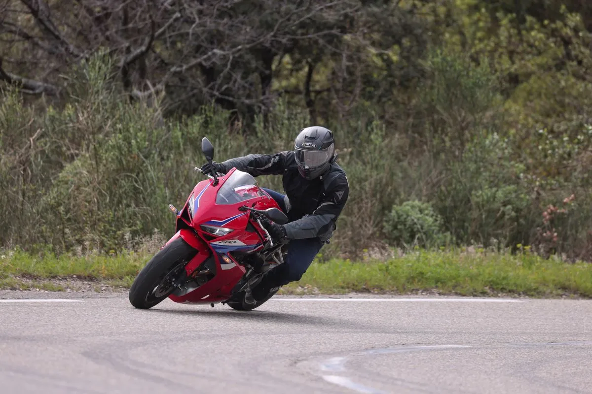 the CBR 650 R e-clutch approaching a bend