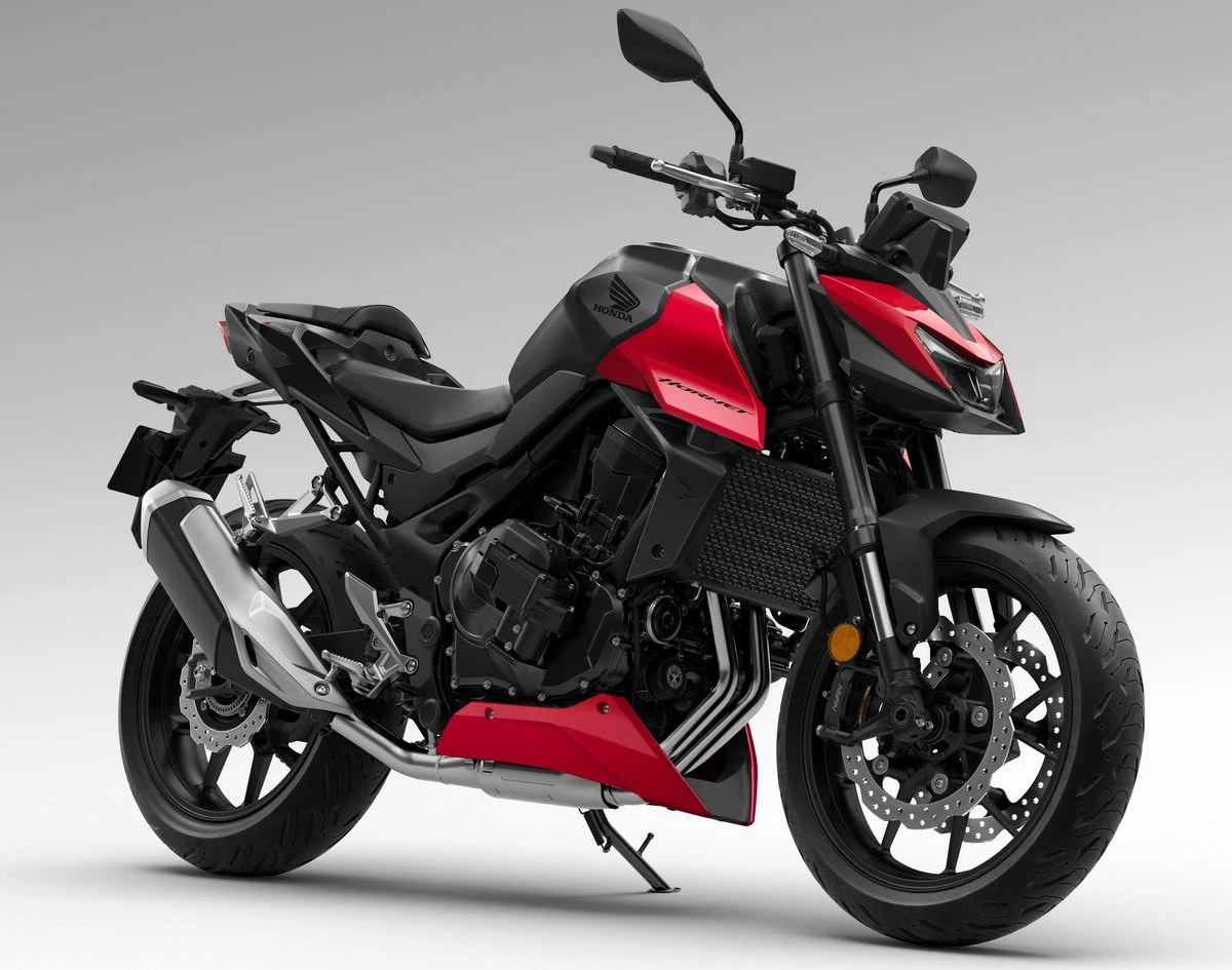 Une moto Honda CB 750 Hornet rouge et grise