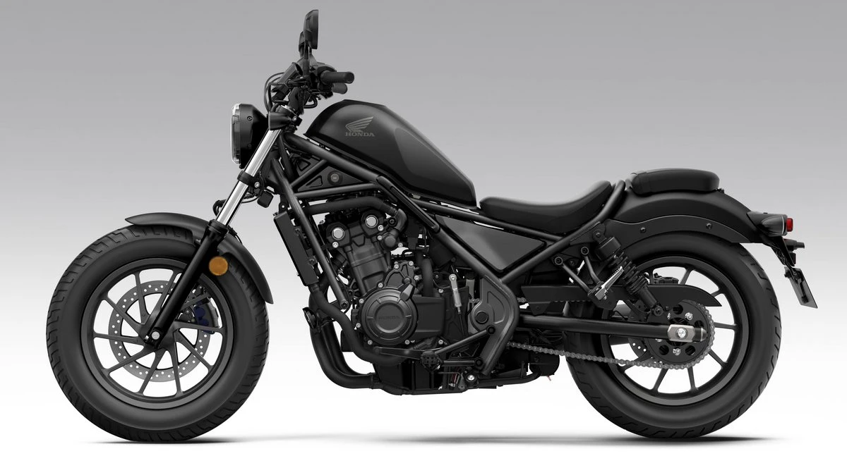 Une Honda CMX 500 Rebel noire.