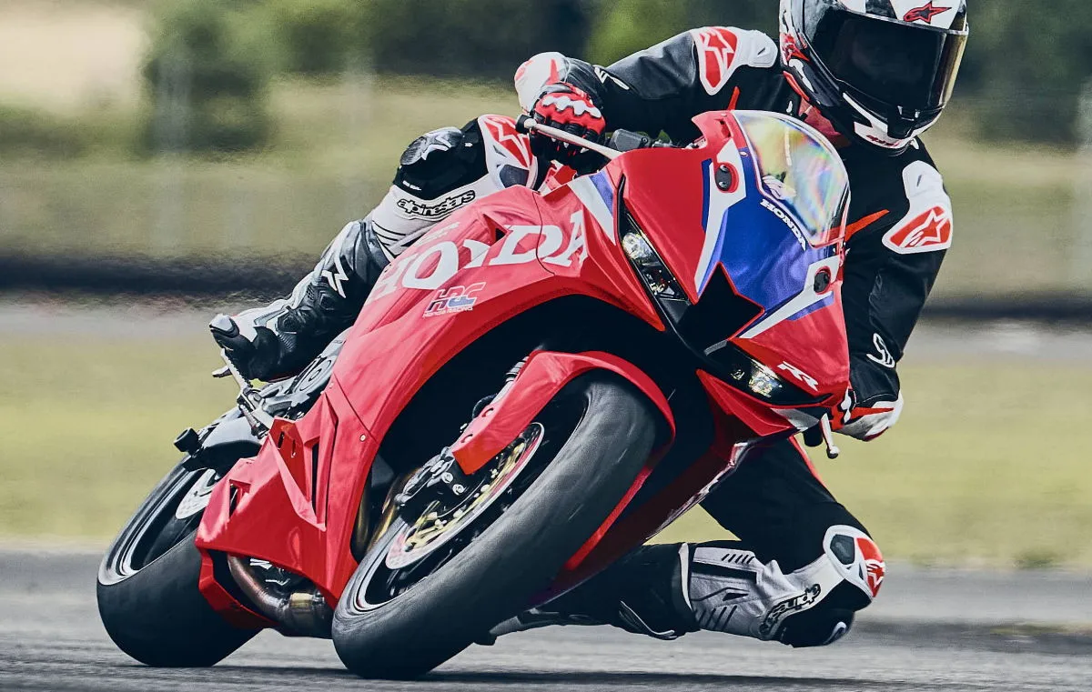 Une moto Honda CBR 600 RR de 2027 en coloris HRC rouge sur circuit