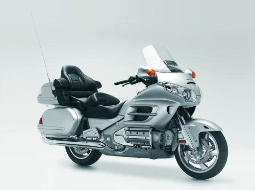 Foto de perfil del GL 1800 GOLDWING 2006 en color indefinido.