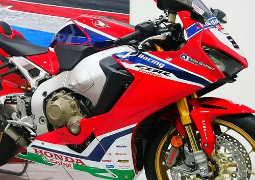 Foto de perfil del CBR 1000 RR Fireblade SP BSB replica 2018 en color indefinido.