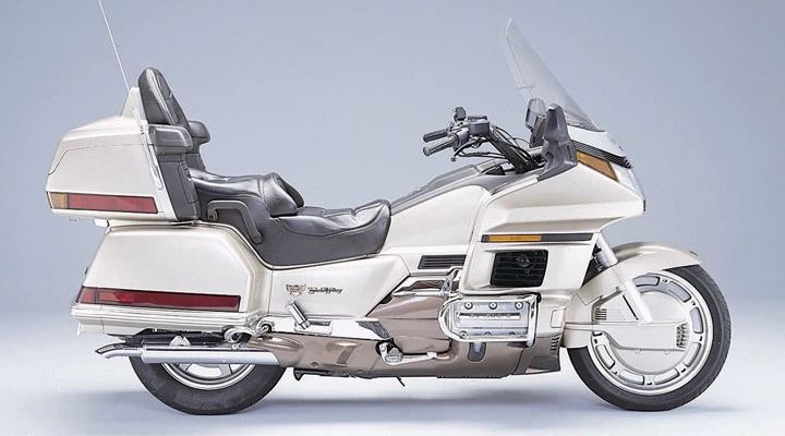 Foto de perfil del GL 1500 GOLDWING 1988 en color indefinido.