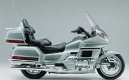 Foto de perfil del GL 1500 GOLDWING 1999 en color indefinido.