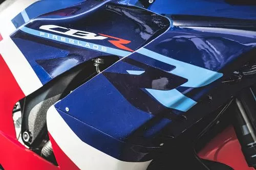 Foto de perfil del CBR 1000 RR-R édition SPA 100 2021 en color indefinido.