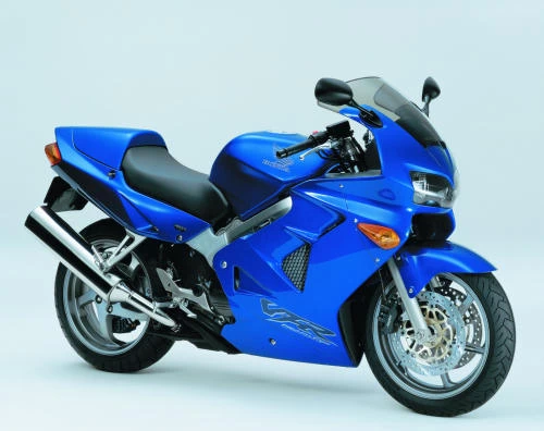 Foto de perfil del VFR 800  RC 46 2001 en color indefinido.