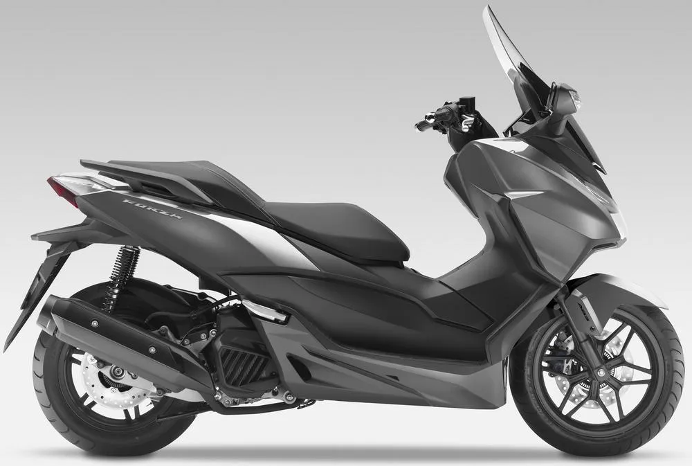 Foto de perfil del Forza 125 2015 en color gris.