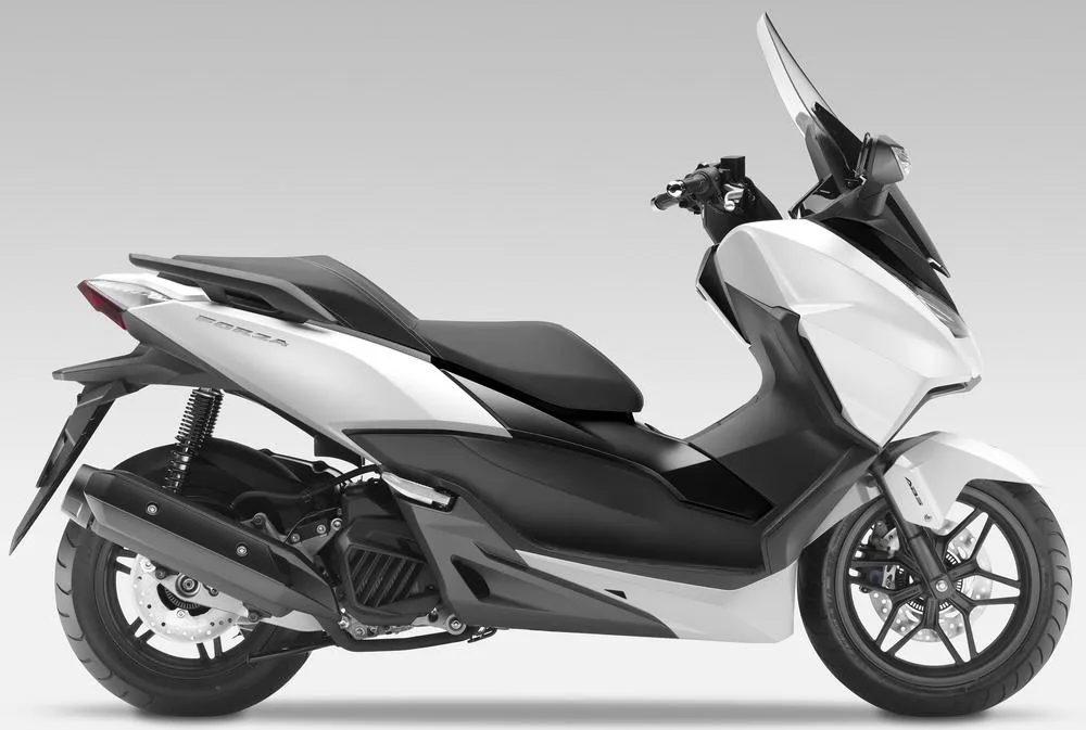 Foto de perfil del Forza 125 2015 en color blanco.