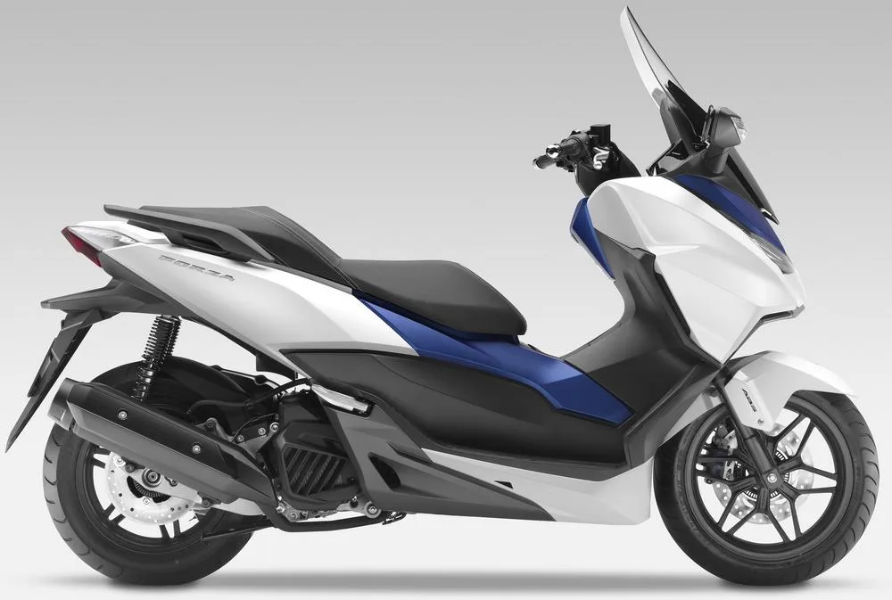 Foto de perfil del Forza 125 2015 en color blanco / azul.