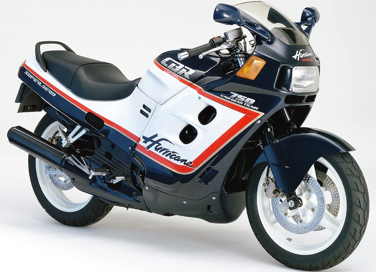 Una moto Honda CBR 750 Super Aero RC27 azul, blanca y roja