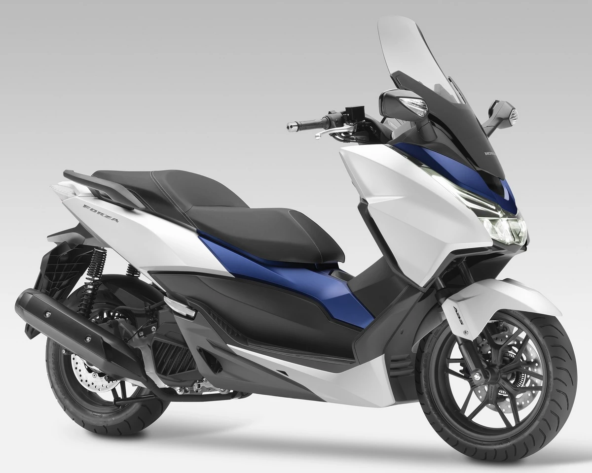 Una scooter Honda Forza 125 blanca con detalles en azul