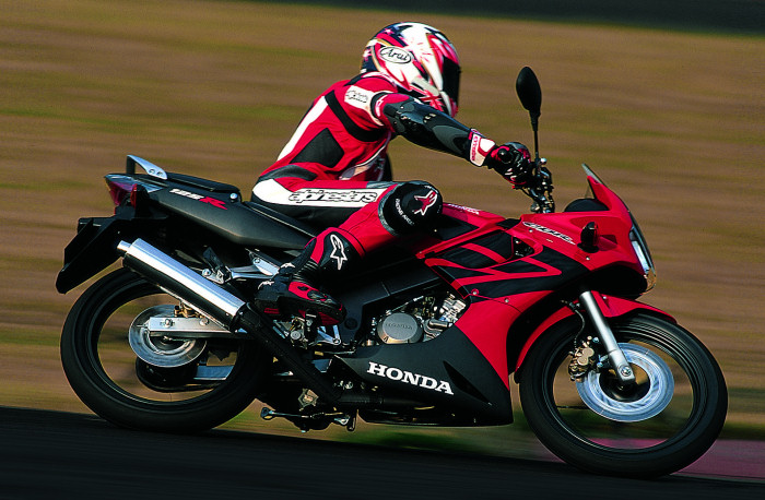 thumbnail interactive-video image 1 of Honda CBR 125 R Clutch Repair Kit – Friction Plates & Springs, 2004-2020 1 of 3