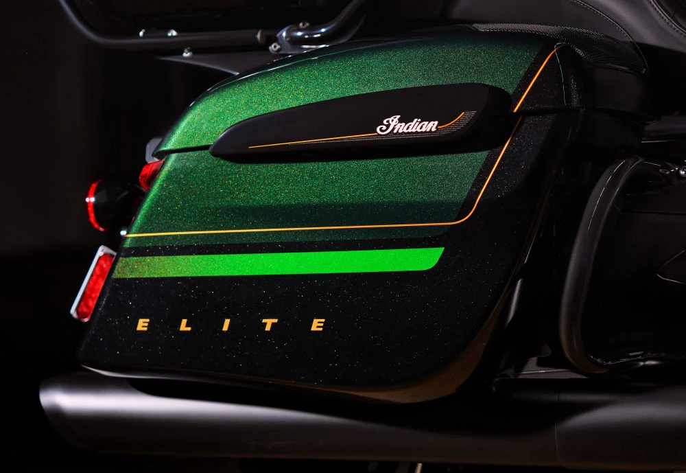 Indian 1830 Pursuit Elite 2025 - 13