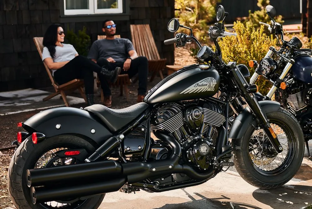 Une moto Indian 1890 Chief Bobber Dark Horse