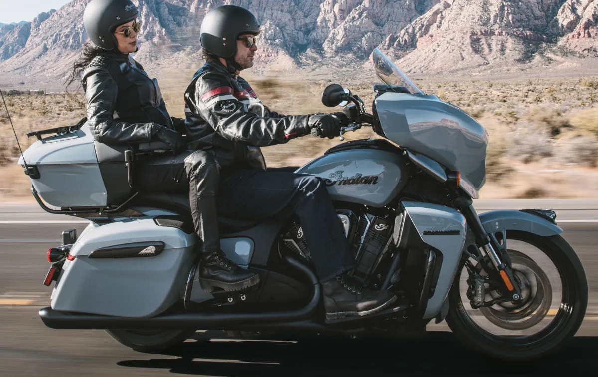 Voyage en Indian 1830 Roadmaster Limited / Dark Horse avec le moteur PowerPlus 112