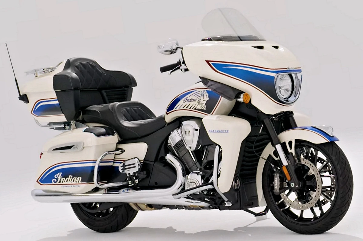 Una moto Indian 1830 Roadmaster Signature Series