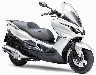 Un scooter Kawasaki J125 blanc