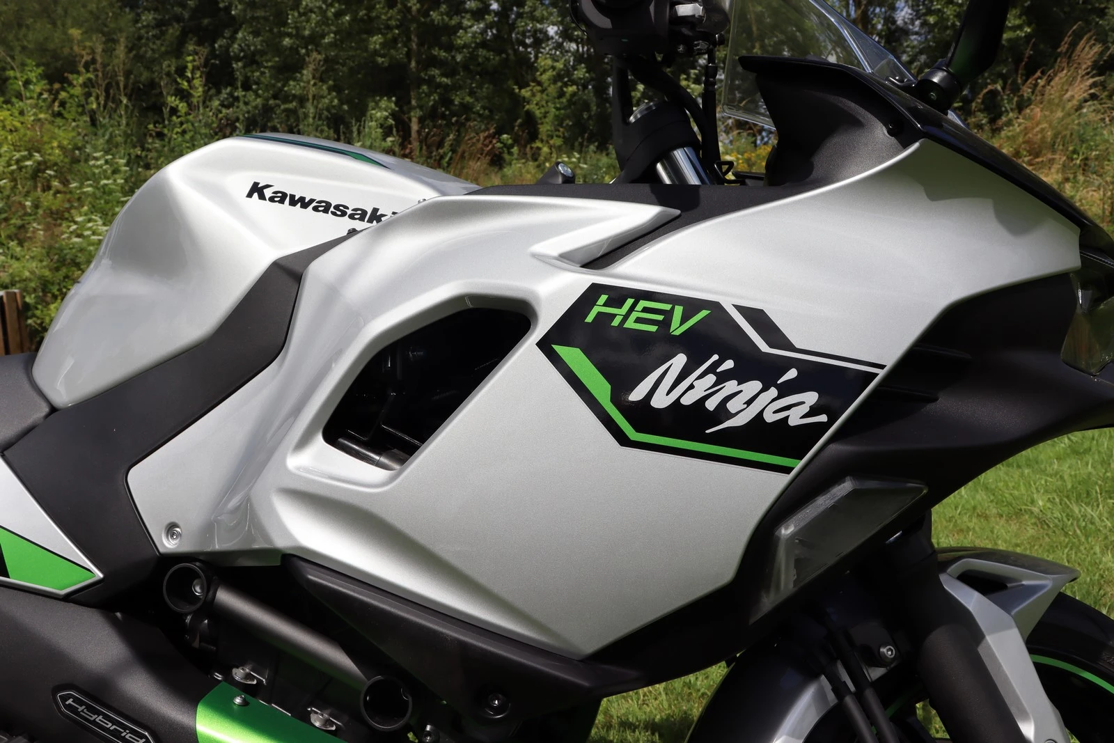 Carenado lateral Ninja 7 hybrid con letras HEV ninja