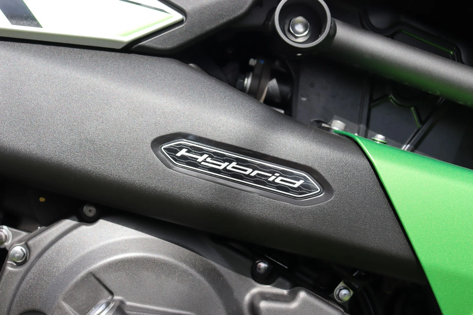 Acércate a la parte de la moto en la que pone Hybrid