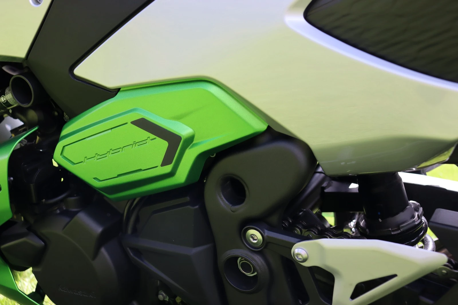 tapa lateral verde con logotipo Hybrid