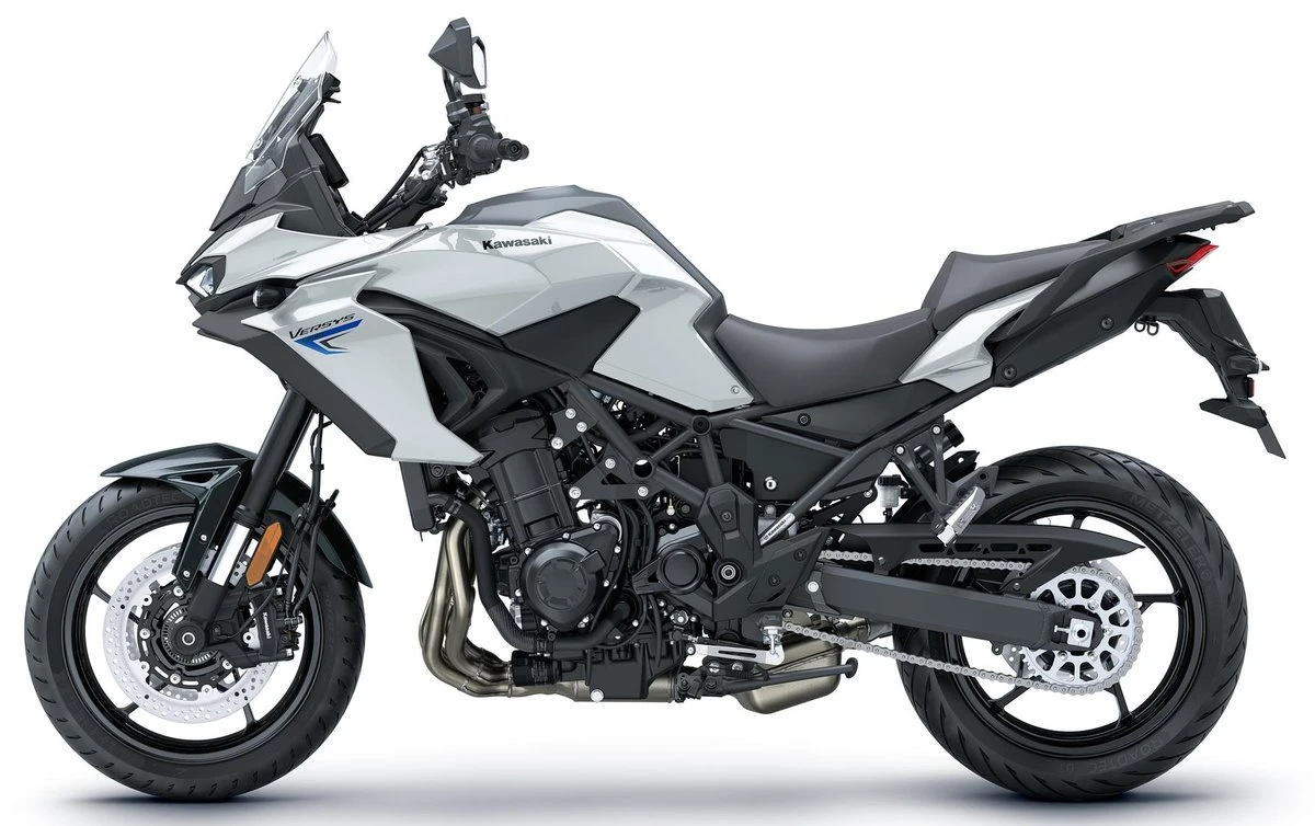 Une moto Kawasaki Versys 900 blanche