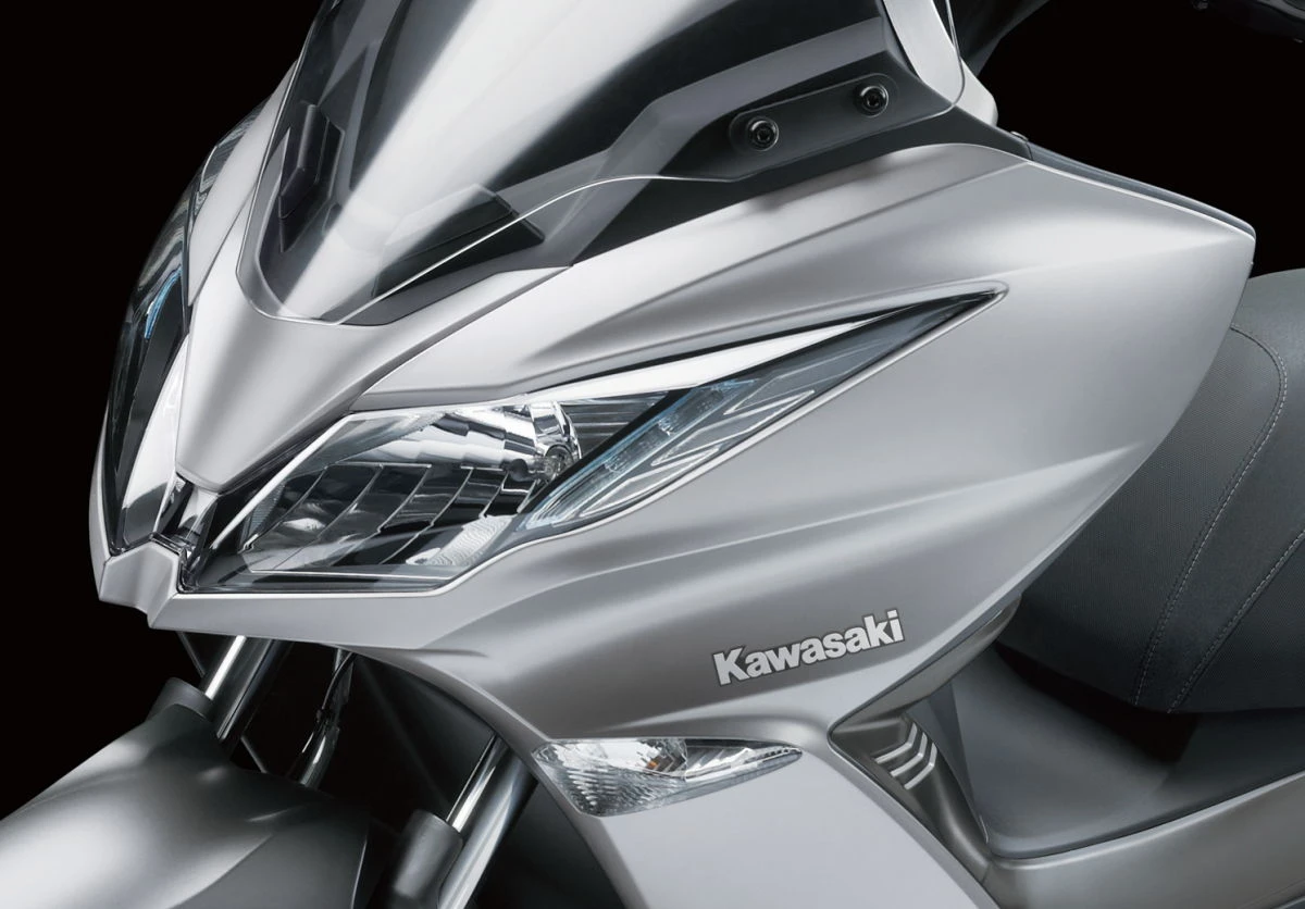 La partie avant d'un scooter Kawasaki J300