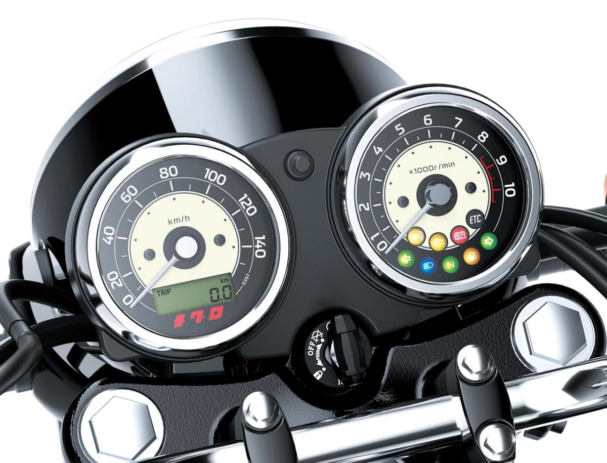Le tableau de bord et deux compteurs d'une moto Kawasaki Meguro S1