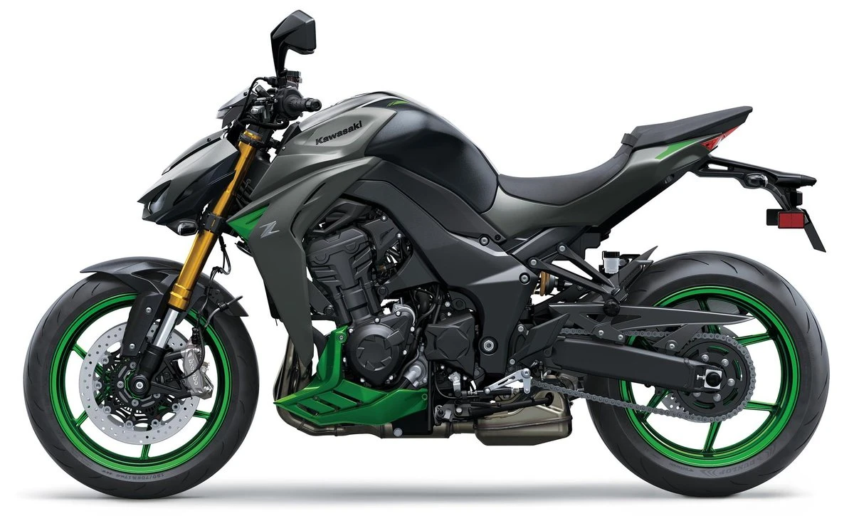 Une moto Kawasaki Z 1000 SR noire et verte