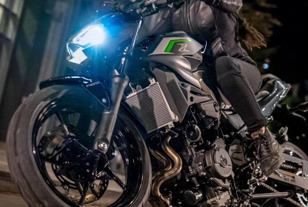 Une moto Kawasaki Z 500 roulant de nuit