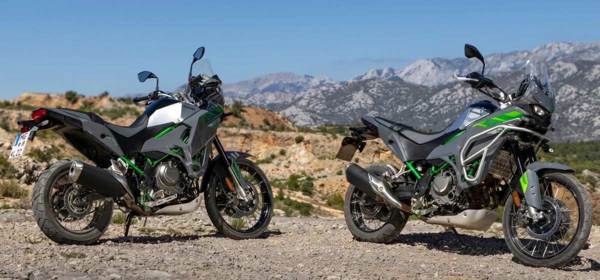 Deux Kawasaki KLE 650 SE dans un paysage montagneux, l'un de coté arrière et l'autre avec des protections tubulaires