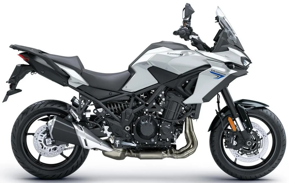 Profile photo of Versys 900 2027 in color white.