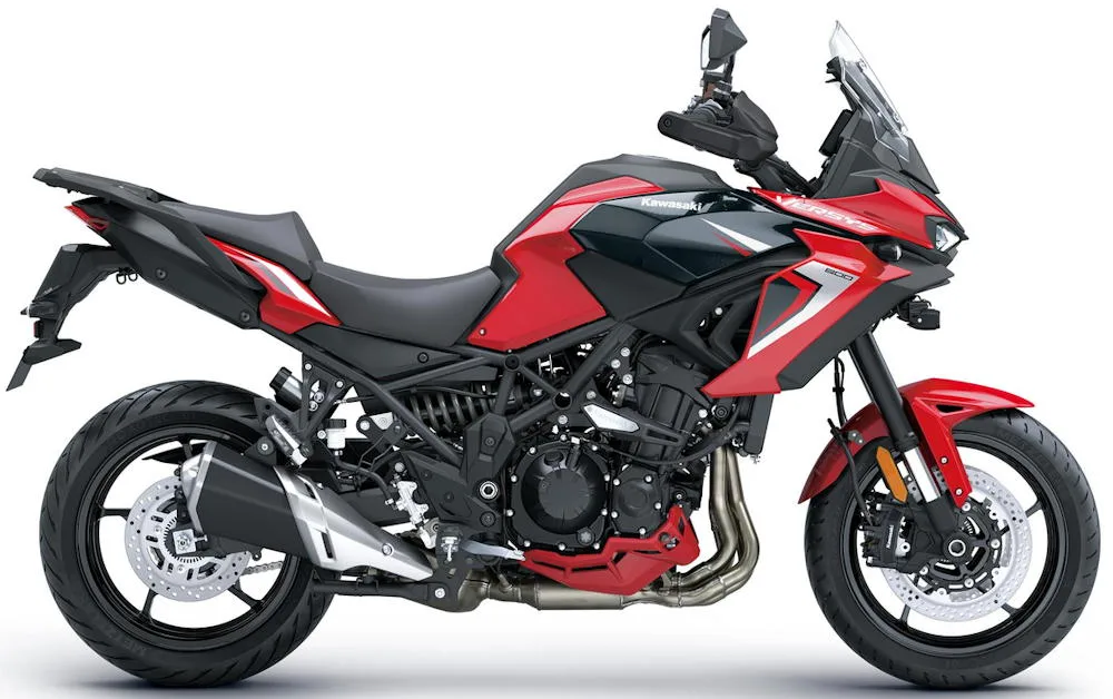 Profile photo of Versys 900 SE 2027 in color red / black.