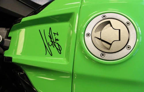 Foto de perfil del ZX-10R 1000 World Champion Edition 2014 en color indefinido.
